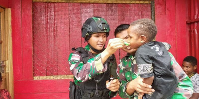 Inilah Bentuk Kepedulian Satgas Pamtas Yonif Raider 142/KJ ke Anak Papua