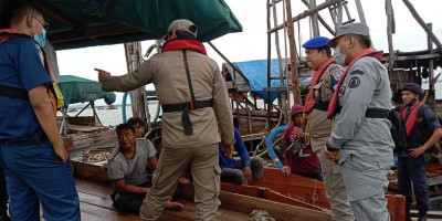Personel SB Babel Bakamla RI Tertibkan Penambang Ilegal Timah 