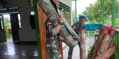 Ciptakan Suasana Peribadatan Aman, Nyaman Dan Bersih, Satgas Pamtas Yonif Raider 142/KJ Perbuat Ini