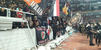 Pagar Tribun Penonton JIS Roboh, Anies Sebut karena Semangat Penonton Luar Biasa Tinggi