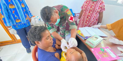 Satgas Pamtas Yonif Raider 142/KJ Peduli Lakukan Imunisasi Rutin