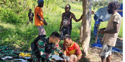 Tim Mobile Clinic Satgas Pamtas Yonif Raider 142/KJ Bantu Masyarakat Pedalaman Papua