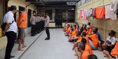 Rutin Cek Ruang Tahanan, Polresta Blitar Pastikan Tahanan Tidak Kabur dan Sehat