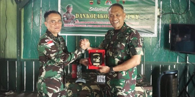 Pemberian Penghargaan Dankolakops 172/ PWY Kepada Personel Satgas Yonif 126/KC