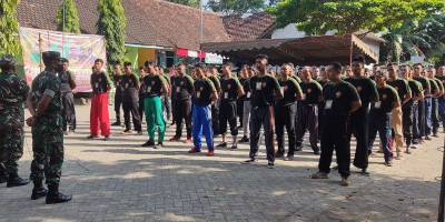 Babinsa Koramil Tipe B 0808/16 Talun Latih PBB ke Banser