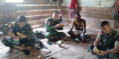 Jaga dan Tingkatkan Silahturahmi, Satgas Pamtas Yonif 126/KC Komsos Bersama Masyarakat Perbatasan