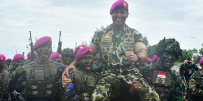 Jadi Warga Kehormatan Korps Marinir, Jenderal Andika Dapat Anugerah Brevet  Anti Teror Aspek Laut dan Brevet Intai Para Amfibi 