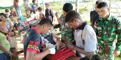 Lelaki ini Luka Parah Diserang Babi Hutan, Satgas Yonif 126/KC Berikan Pertolongan