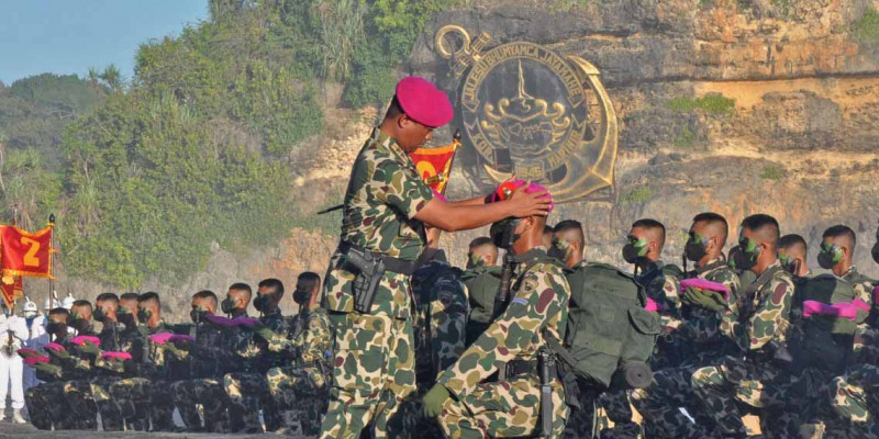 Dankormar Sematkan Baret Ungu Kepada 273 Parjurit Muda Korps Marinir