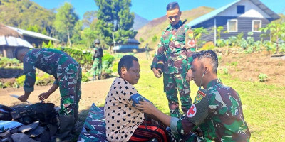 Senyum Warga Sambut Satgas Pamtas RI PNG 