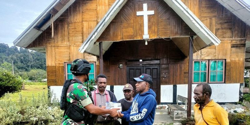 Satgas Pamtas Yonif 142/KJ Berikan Al Kitab ke Gereja di Pegunungan Papua
