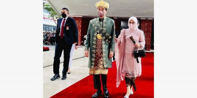 Foto-foto Jokowi Kenakan Baju Adat Paksian dari Bangka Belitung