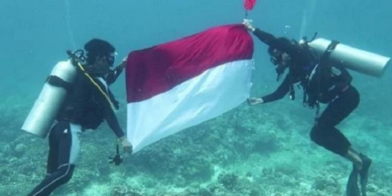TNI AL Sebar Penyelam dalam Upacara Bendera di 77 Titik Bawah Laut di Seluruh Indonesia 