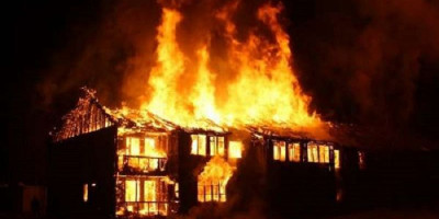 Kantor Sekretariat DPRD Dogiyai Papua Terbakar, Dipadamkan Anggota Polisi