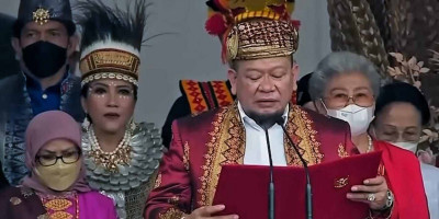Berpakaian Adat Minang, LaNyalla Baca Teks Proklamasi di Istana Negara