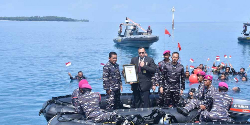Rekor Muri: Bersama Prajurit Marinir, Wakasal Kibarkan Bendera Merah Putih Bawah Laut