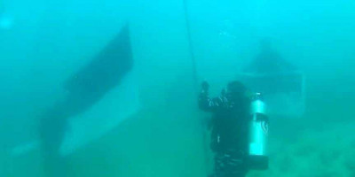 Hut RI Ke 77, Kolatmar Gelar Upacara di Tengah Laut dan Pengibaran Merah Putih Bawah Air Di Pulau Gili Ketapang 