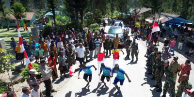 Lari Estafet Merah Putih Mamberamo Tengah Bersama Satgas Pamtas Yonif Raider 142/KJ