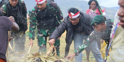 TNI Bersama Warga Gelar Bakar Batu di Pedalaman Papua Peringati HUT Ke-77 RI
