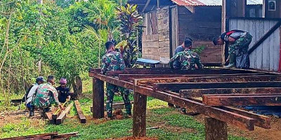 Satgas Yonif 126/KC Bantu Renovasi Gereja Katolik di Perbatasan Papua