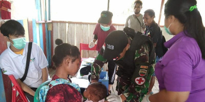 Satgas Yonif 126/Kala Cakti Bersama Tenaga Kesehatan Puskesmas Ubrub Gelar Pengobatan Massal
