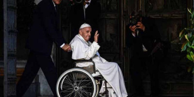 Spekulasi Pengundurkan Diri Paus Fransiacus