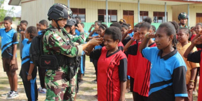 Tanamkan Kedisiplinan Sejak Dini, Satgas Pamtas Yonif  Raider 142/KJ Latihkan Baris Berbaris