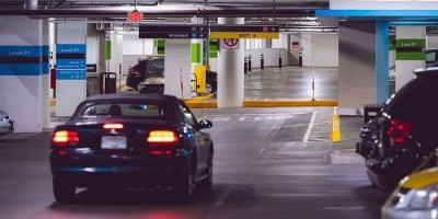 Pengemudi Mobil Kaget Dikenai Tarif Parkir Tinggi di Pasar Baru