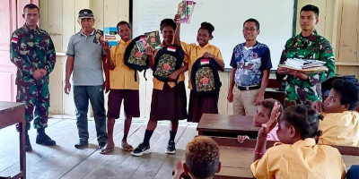 Satgas Pamtas Yonif 126/KC Jadi Guru Sekaligus Bagikan Perlengkapan Sekolah