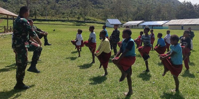 Satgas Pamtas Yonif Raider 142/KJ Beri Pelatihan Senam Pagi Siswa Sekolah
