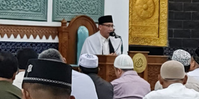 Di Masjid Raya Baiturrahman Banda Aceh, KH. Mohamad Hidayat Bahas Mempertahankan Ekonomi Syariah
