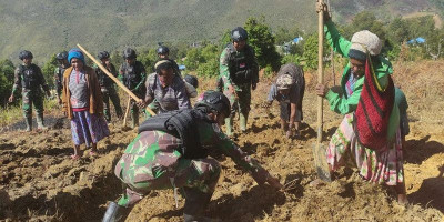 Bersama Masyarakat, Satgas Yonif Mekanis 203/AK Buka Lahan Tidur 
