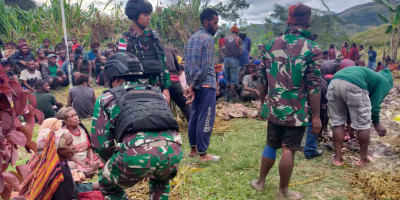 Ciptakan Papua Aman Damai, Satgas Pamtas RI-PNG Yonif Raider 142/KJ Membantu Proses Perdamaian Perang Suku