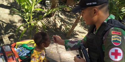 Anak Papua Sehat, Satgas Yonif 126/KC Keliling Berikan Sirup Multivitamin kepada Anak Perbatasan
