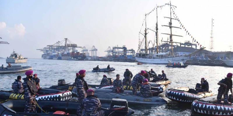 Prajurit Marinir Ikuti Gerakan Laut Bersih Serentak 2022