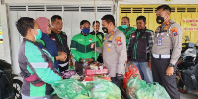 Harga BBM Naik, Kapolres Blitar Kota Berikan Sembako untuk Driver Ojol 
