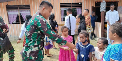 Penuh Sukacita Satgas Pamtas Yonif Raider 142/KJ Bersama Anak-Anak di Tolikara