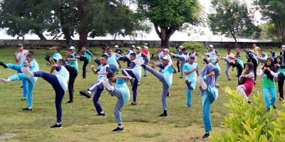Perkuat Mental dan Kepribadian Generasi Muda, Satgas Yonarmed 1 Kostrad Latih Taekwondo Siswa SMAN Biloro