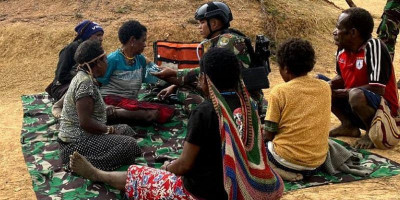 Satgas Satuan Organik Yonif Mekanis 203/AK Berikan Layanan Kesehatan Masyarakat Pegunungan Tengah