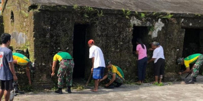 Lestarikan Cagar Budaya, Satgas Yonarmed 1 Kostrad Bersihkan Area Benteng Hoorn