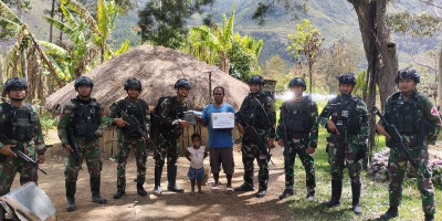 Aksi Door to Door Satgas Yonif Mekanis 203/AK Disambut Gembira Masyarakat Desa Umbanume Papua