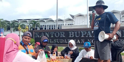 Petani di Jember Bagi-Bagi Tomat Secara Gratis
