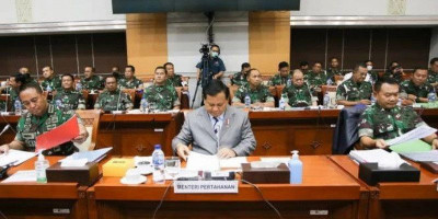 Posisi Duduk Prabowo Subianto di Antara Panglima TNI dan KSAD Menarik Perhatian