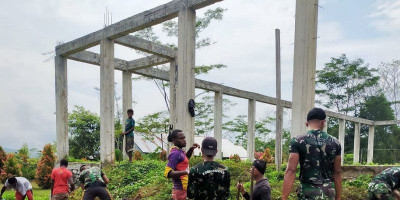Bangun Gereja,  Satgas Pamtas Yonif Raider 142/KJ Gotong Royong Buat Lubang Pondasi