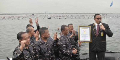 TNI AL Pecahkan Rekor Muri Water Trappen Pada Peringatan HUT Ke 77 TNI