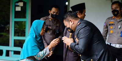 Polresta Blitar Berikan Santunan dari Kapolri dan Kapolda Jatim Kepada Dua Keluarga Korban Insiden Kanjuruhan 