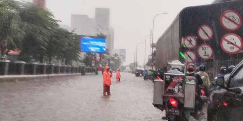 Akibat Hujan Deras 17 Ruas Jalan di Jakarta Tergenang Air