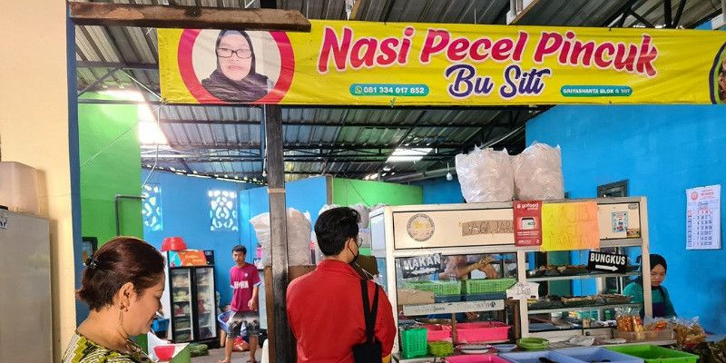 Menikmati Nasi Pecel Pincuk Bu Siti di Kota Malang