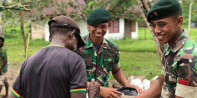 Satgas Yonif Raider 600/Modang Lakukan Pengobatan dan Pembagian Nutrisi Gratis untuk Masyarakat