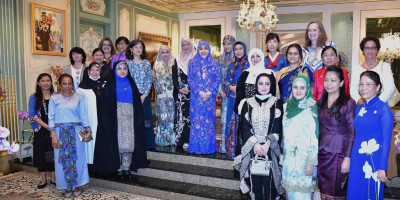 Persembahan Kain Batik asal Indonesia untuk Permaisuri Sultan Brunei         